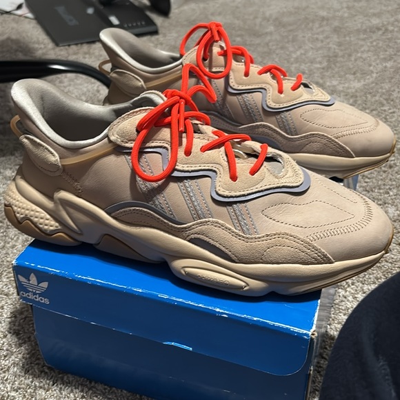 Barely used adidas ozweego - Picture 3 of 14
